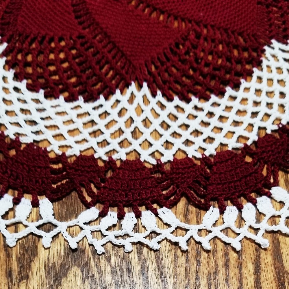 Vintage Style New Hand Crafted Comets Tail Burgundy & White 16 1/2" Doily - Picture 3 of 3
